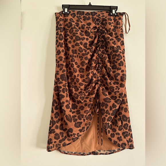 Gianni Bini Dresses & Skirts - NWOT Gianni Bini cheetah print skirt with cinched ribbon size 10
